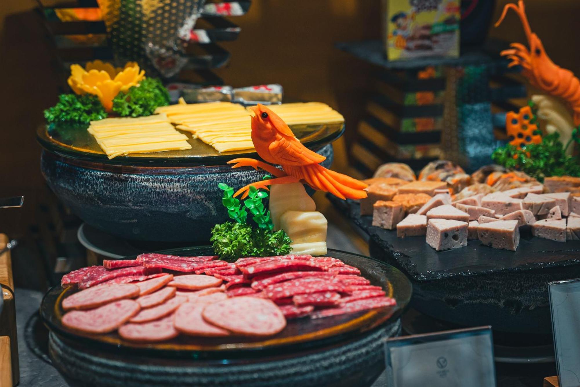 La Vela Hue Hotel Ngoại thất bức ảnh A selection of cold cuts