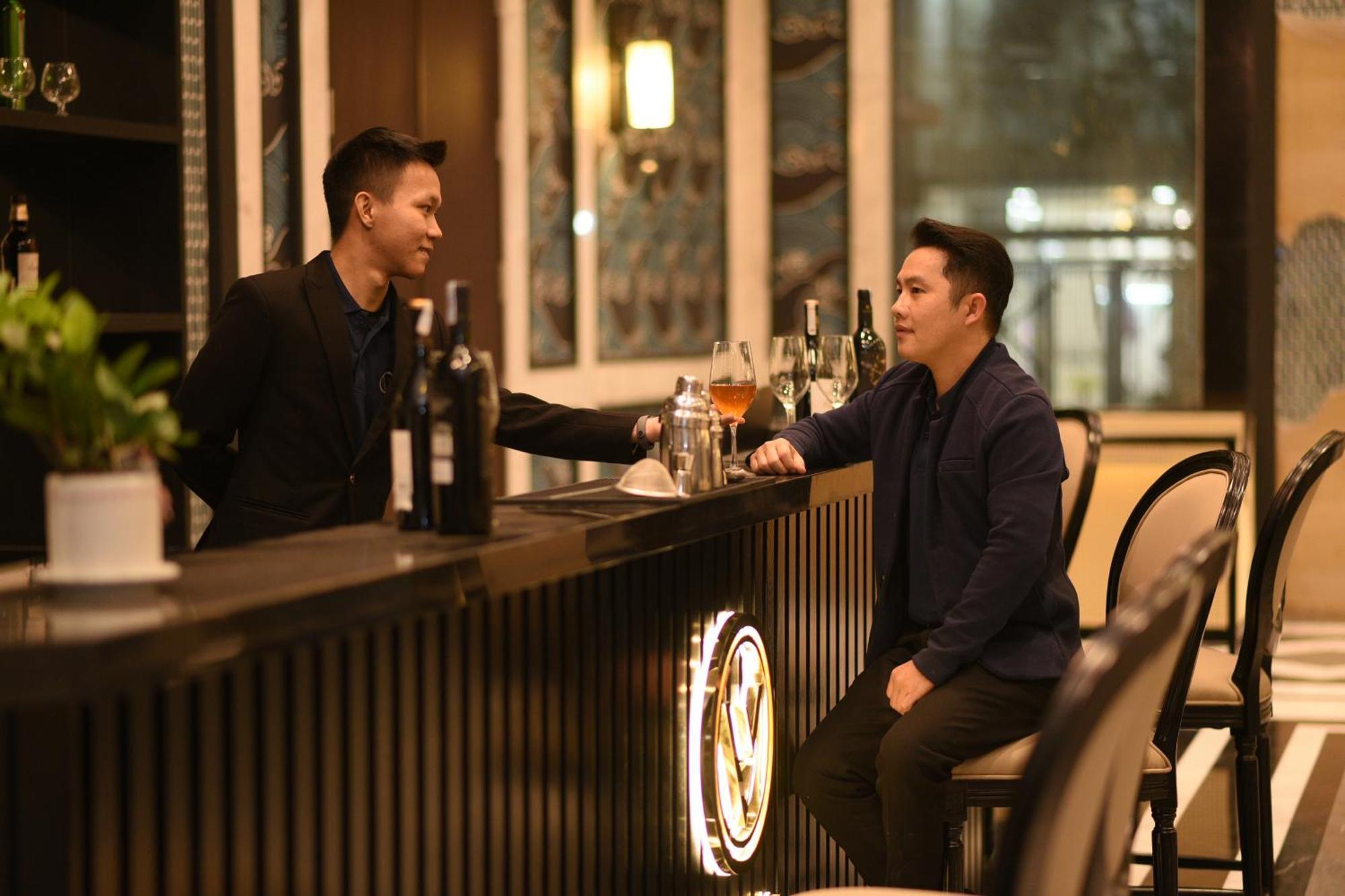 La Vela Hue Hotel Ngoại thất bức ảnh A bartender serving a guest